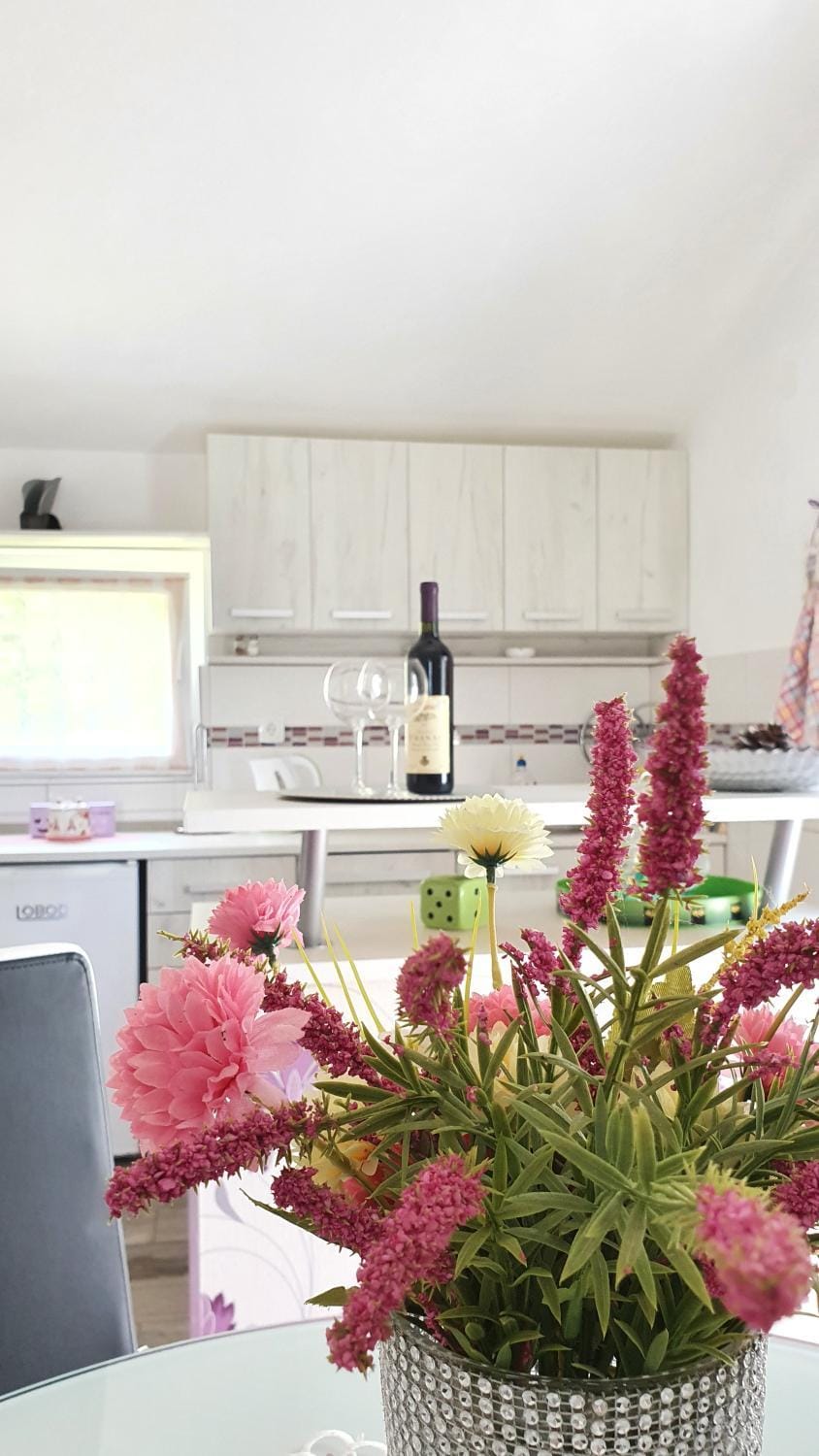 Kitchen or kitchenette, Decorative detail