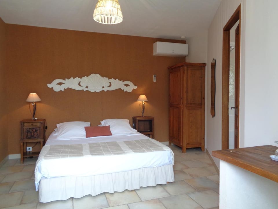 Photo of the whole room, Bedroom