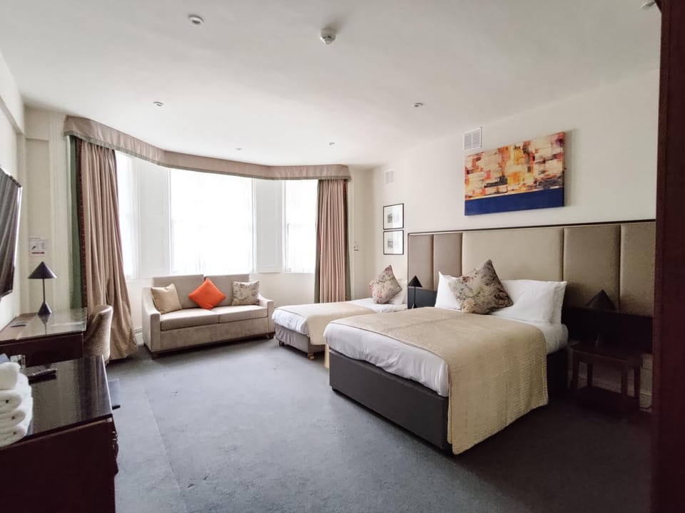 TV and multimedia, Photo of the whole room, Decorative detail, Bedroom