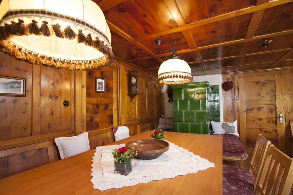 Restaurant/places to eat, Seating area, Dining area