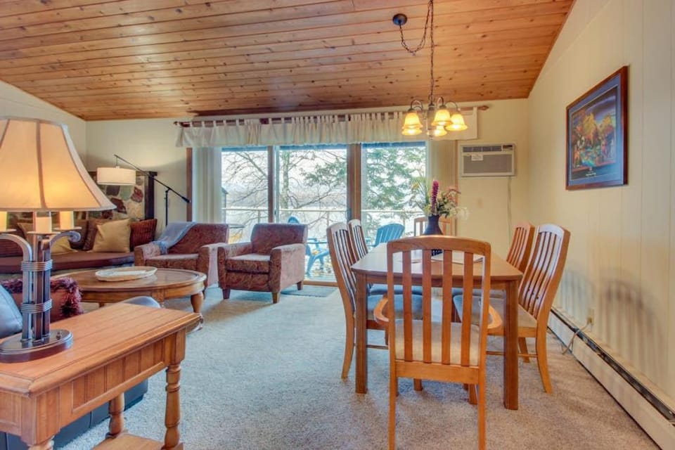Bay Point Lakefront 1B Up Apartment in Whitefish