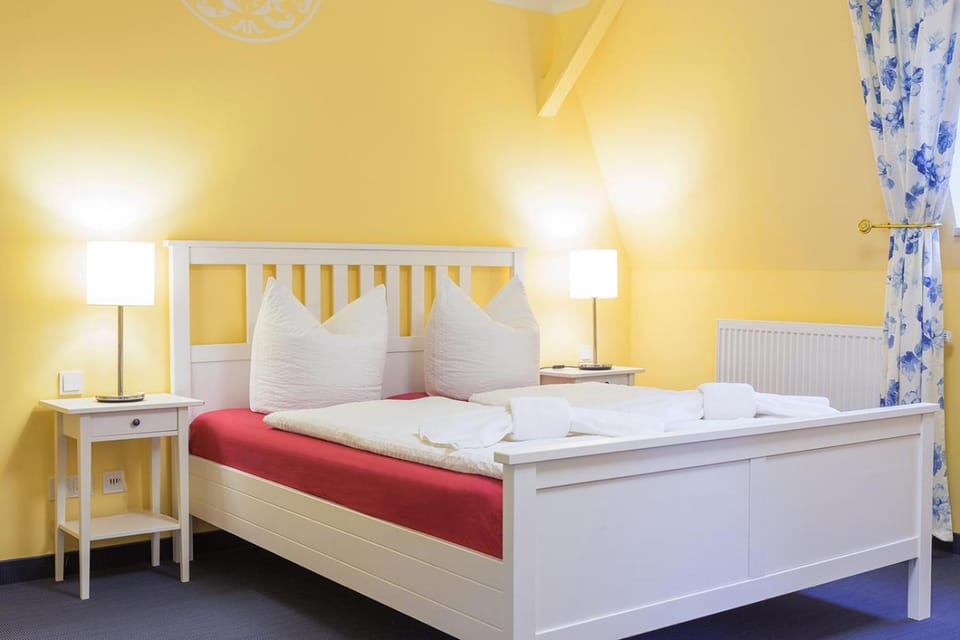 Bed, Photo of the whole room, Decorative detail