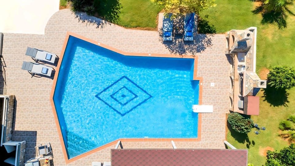 Property building, Day, Bird's eye view, Pool view, Swimming pool, sunbed