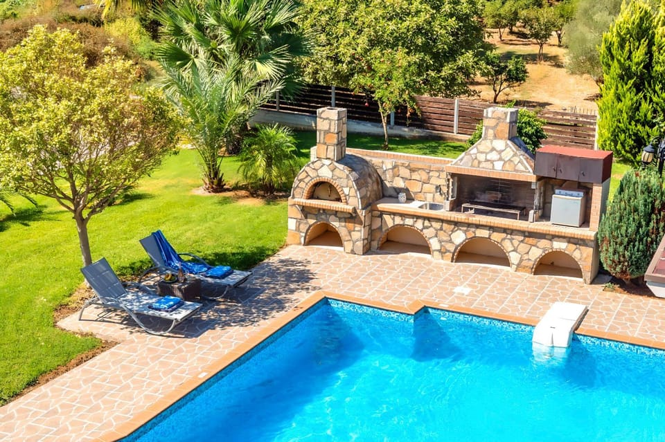 Property building, Patio, Spring, Day, Natural landscape, Garden, Garden view, Pool view, Swimming pool, sunbed