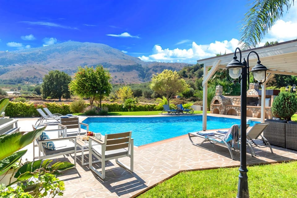 Property building, Patio, Nearby landmark, Spring, Day, Natural landscape, Garden, Garden view, Mountain view, Pool view, Swimming pool, sunbed