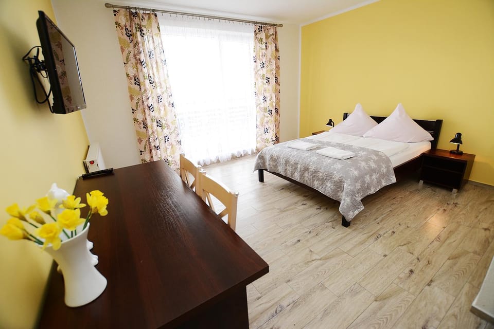 Bed, TV and multimedia, Bedroom