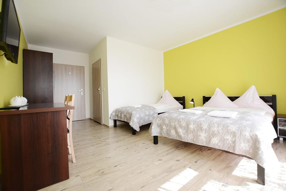 Bed, TV and multimedia, Photo of the whole room, Bedroom, towels, wardrobe