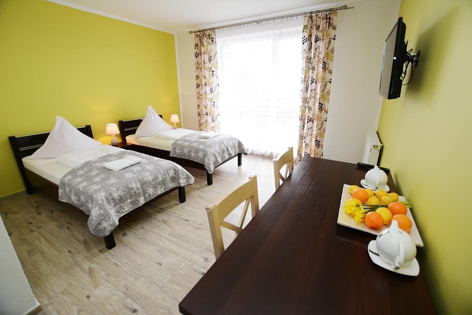 Bed, TV and multimedia, Photo of the whole room