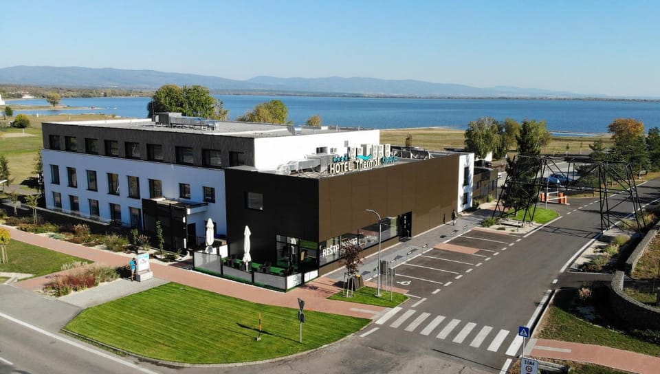 Bird's eye view, Lake view