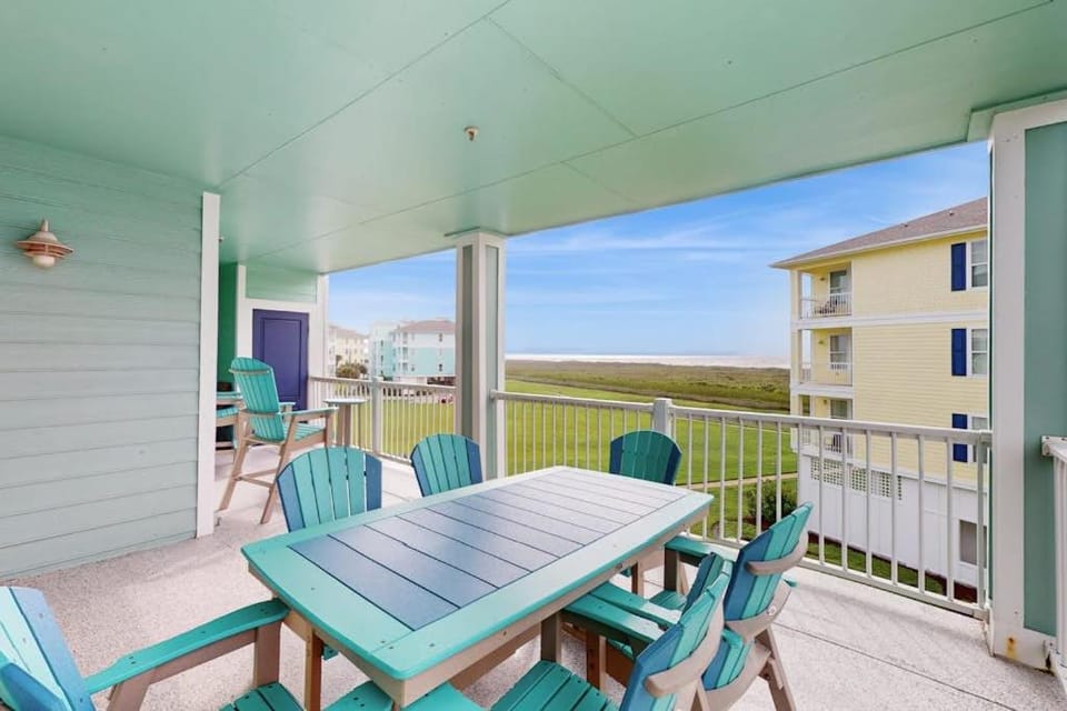 Sand Swept Apartment in Galveston Island