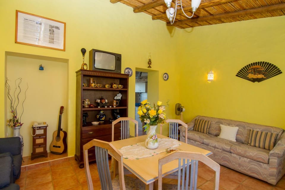 TV and multimedia, Living room, Seating area, Dining area