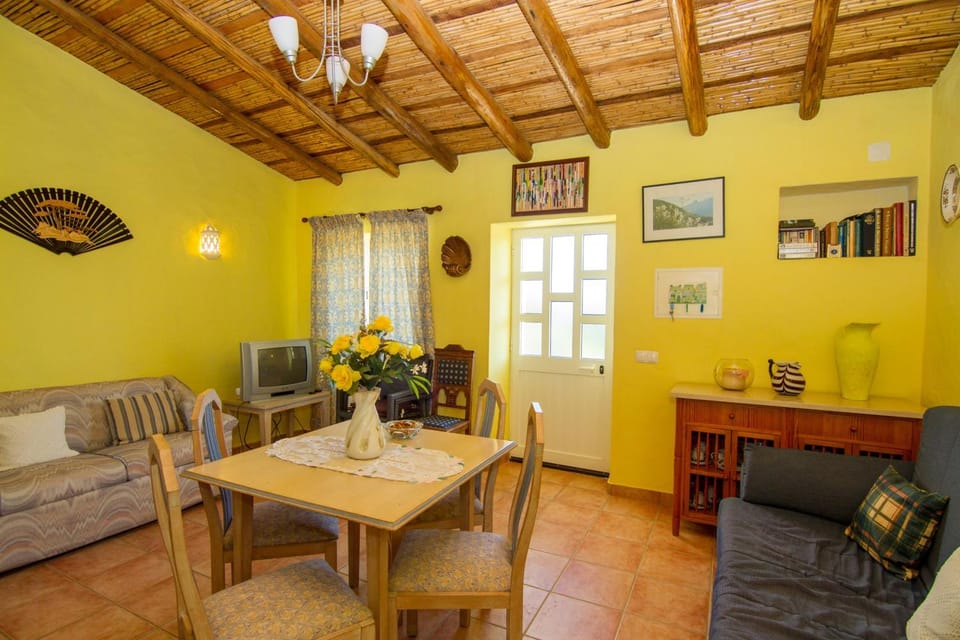 TV and multimedia, Living room, Seating area, Dining area