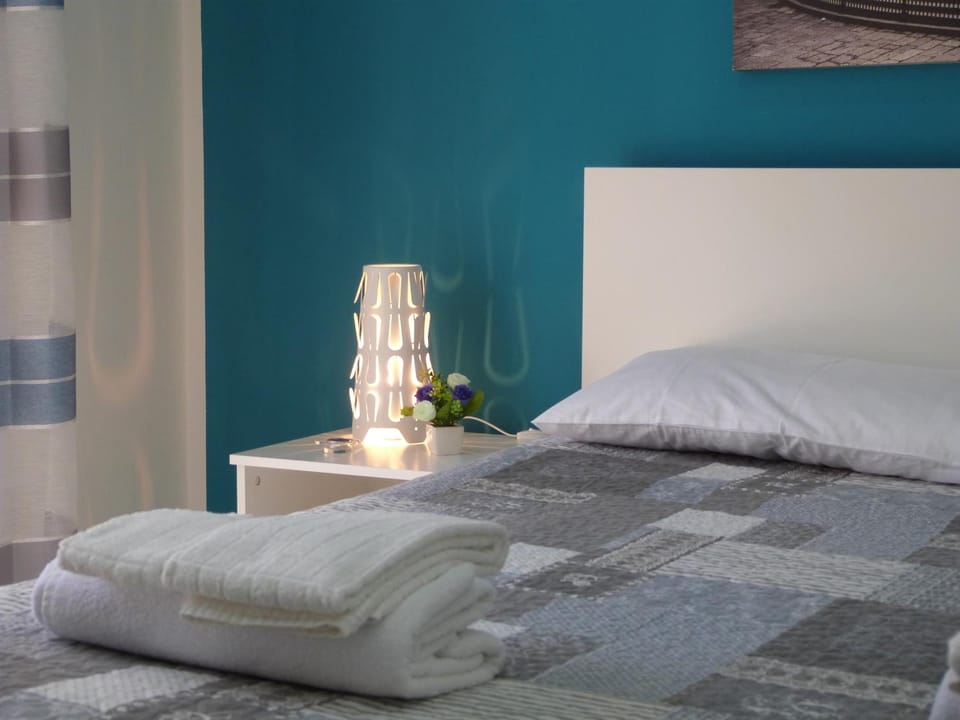 Bed, Decorative detail, towels