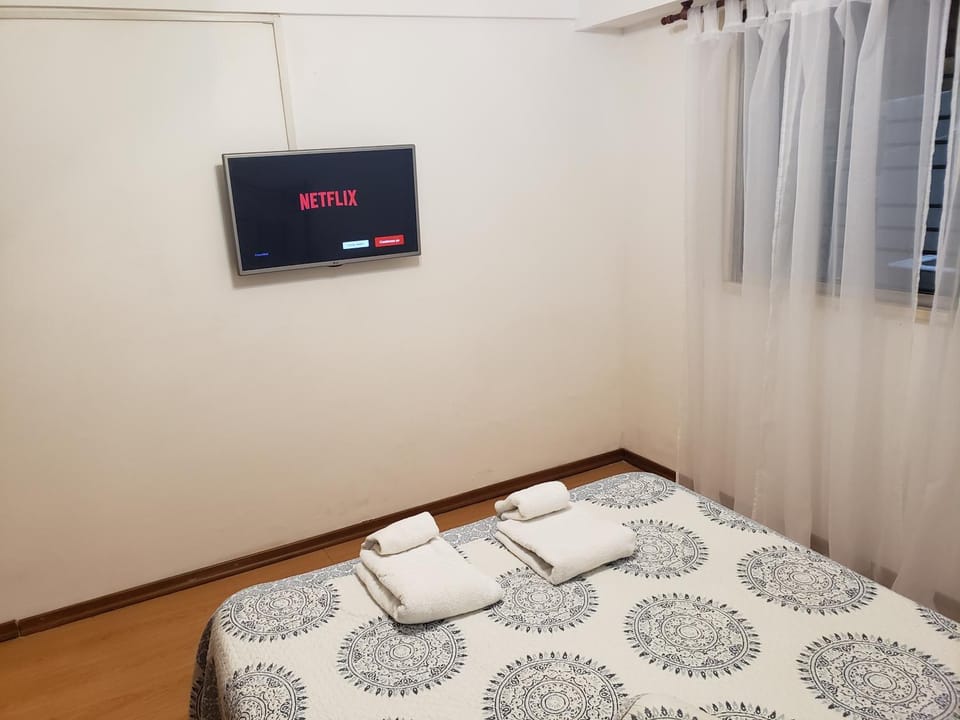 Bed, TV and multimedia, Photo of the whole room, Bedroom