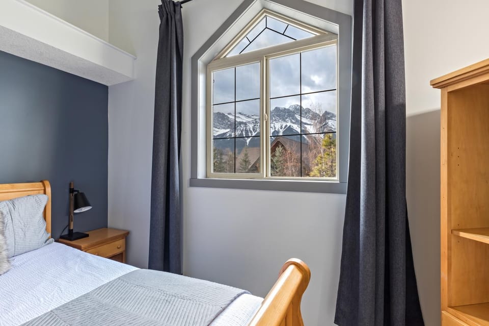 Bed, Bedroom, Mountain view