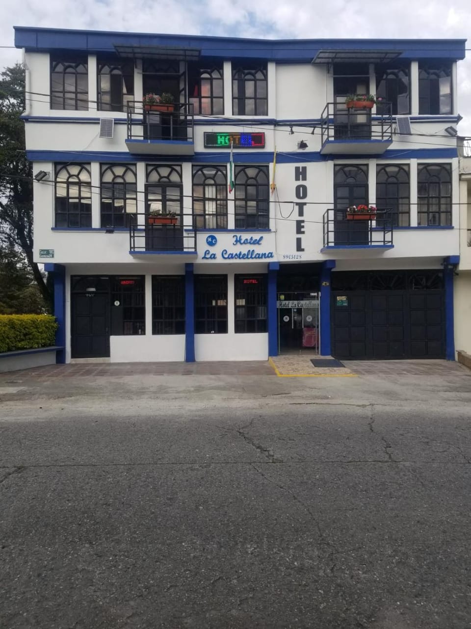 Facade/entrance