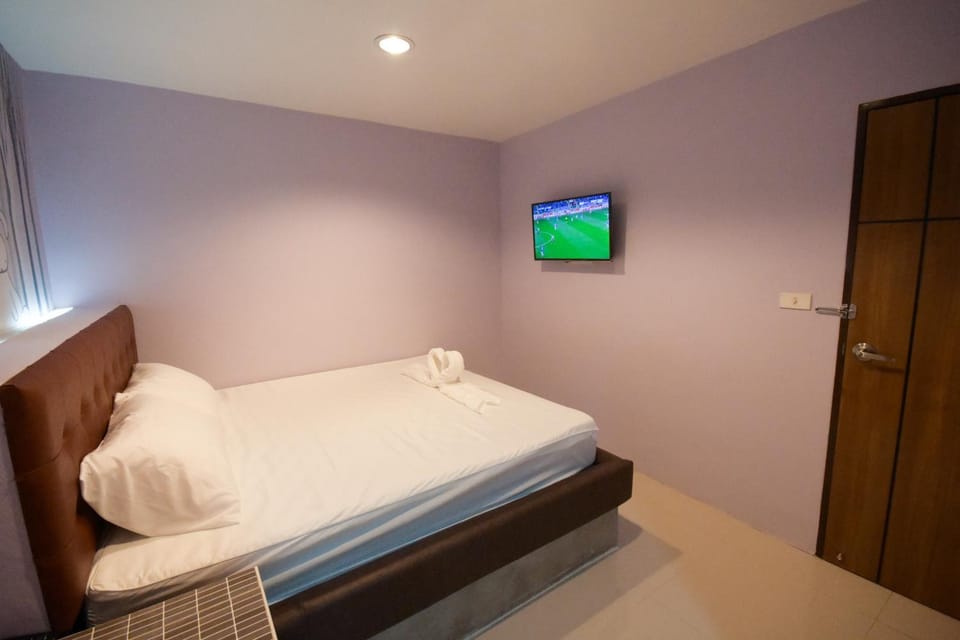 Bed, TV and multimedia, Bedroom