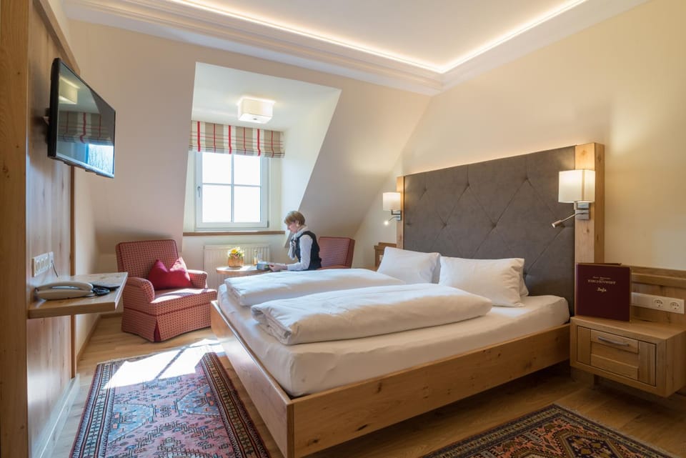 Bed, Photo of the whole room, Seating area, Bedroom