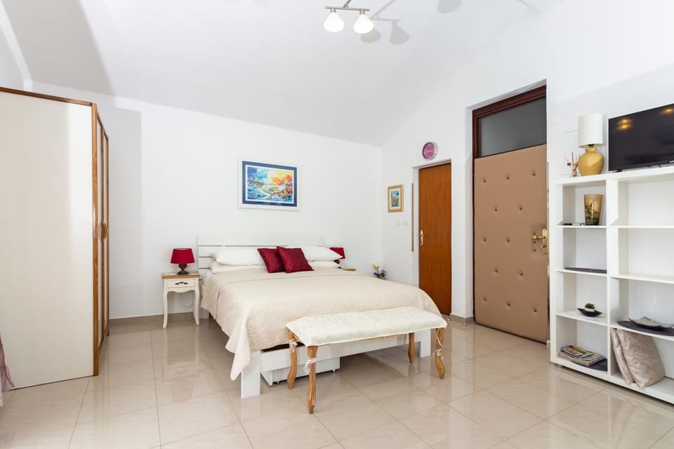 Bed, TV and multimedia