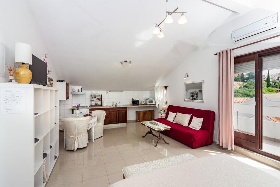 TV and multimedia, Kitchen or kitchenette, Seating area, microwave, minibar, air conditioner