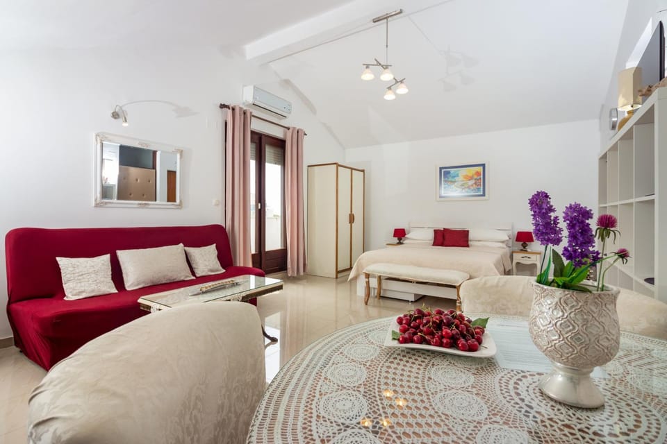 Bed, Seating area, air conditioner