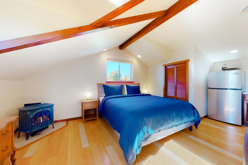 Oceanview Studio - Beach Fireplace & Deck House in Elk