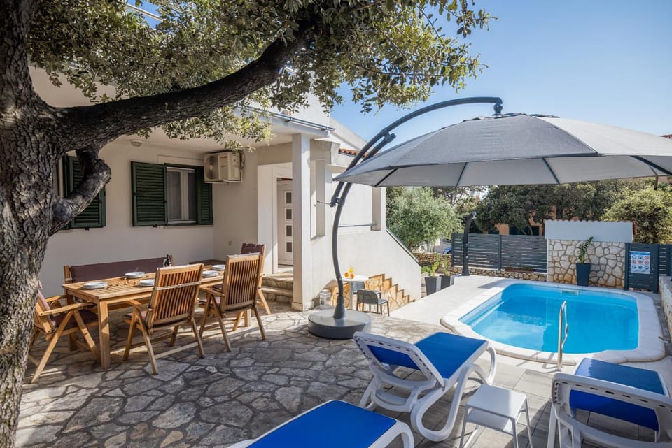 Apartments Davor Apartment in Novalja