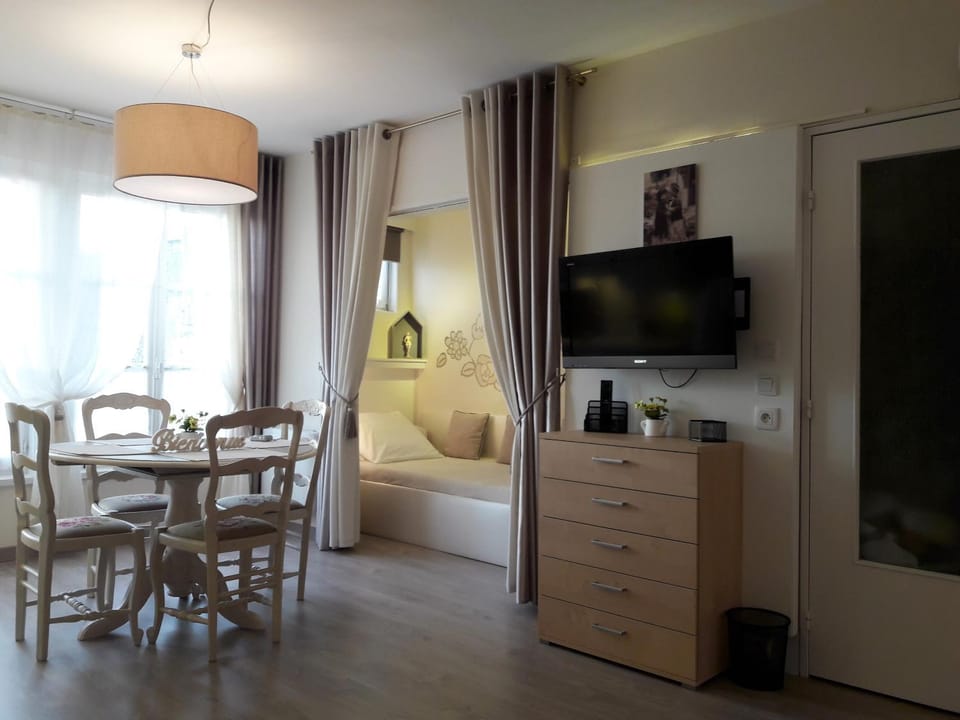Bed, TV and multimedia, Bedroom