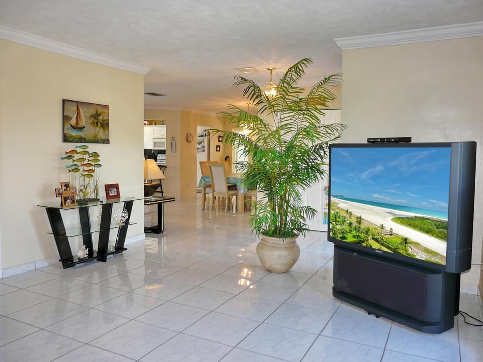 Pet-friendly home with pool and dock with gulf access House in Marco Island