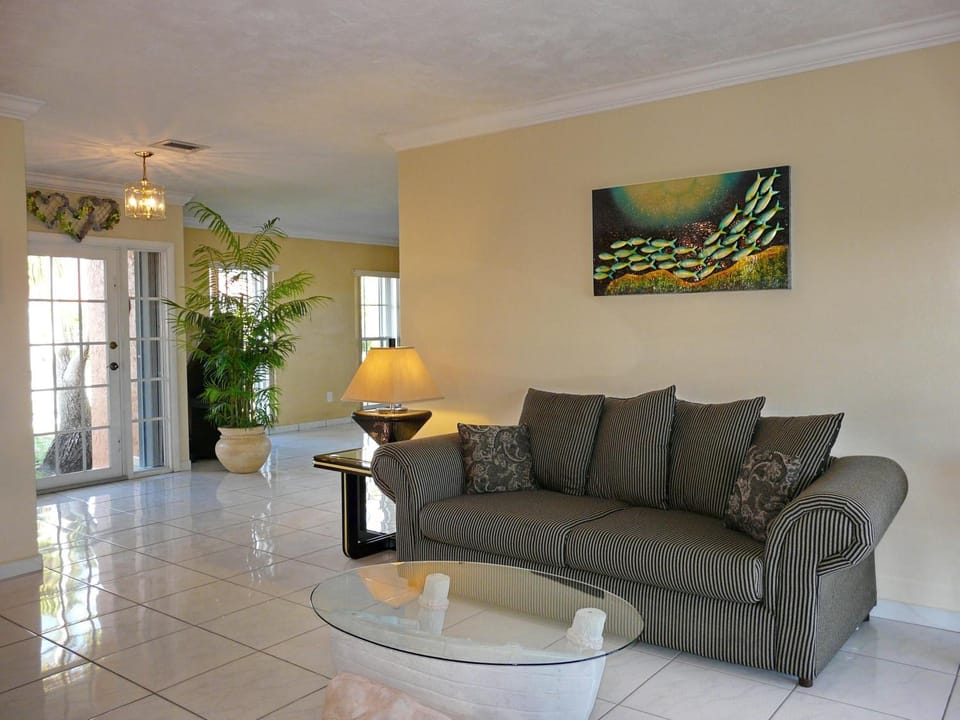 Pet-friendly home with pool and dock with gulf access House in Marco Island