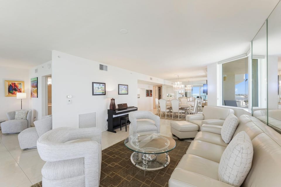 Top floor beachfront condo with ocean views/pool/spa House in Marco Island