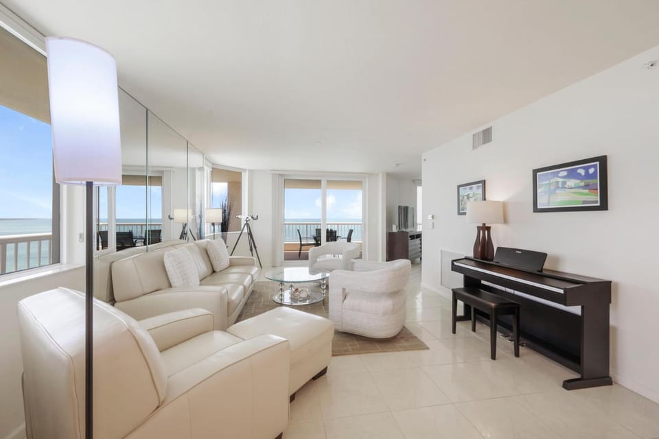 Top floor beachfront condo with ocean views/pool/spa House in Marco Island