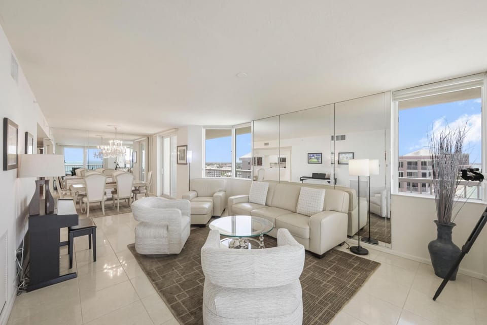 Top floor beachfront condo with ocean views/pool/spa House in Marco Island