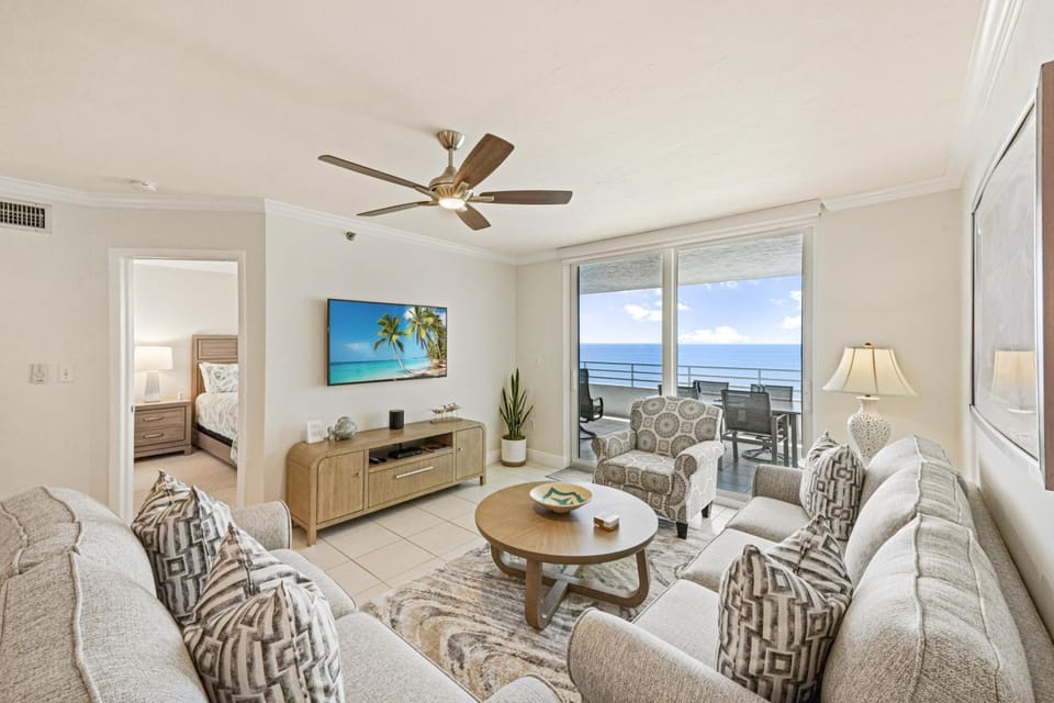Beachfront condo with huge views/pools/tennis/grills House in Marco Island