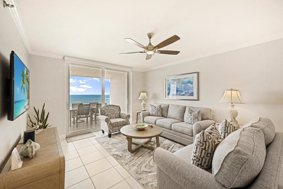 Beachfront condo with huge views/pools/tennis/grills House in Marco Island