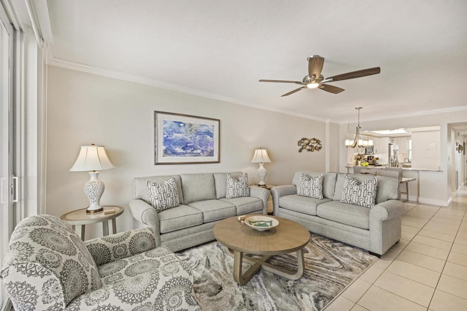 Beachfront condo with huge views/pools/tennis/grills House in Marco Island
