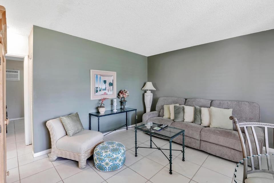 Idyllic condo with brief walk to beach and restaurants House in Marco Island