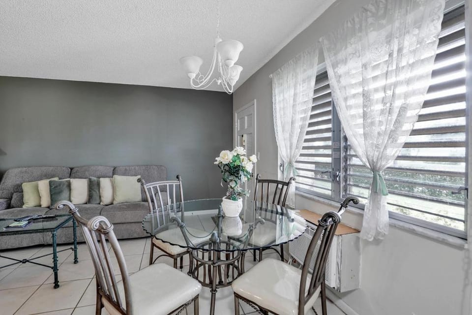 Idyllic condo with brief walk to beach and restaurants House in Marco Island