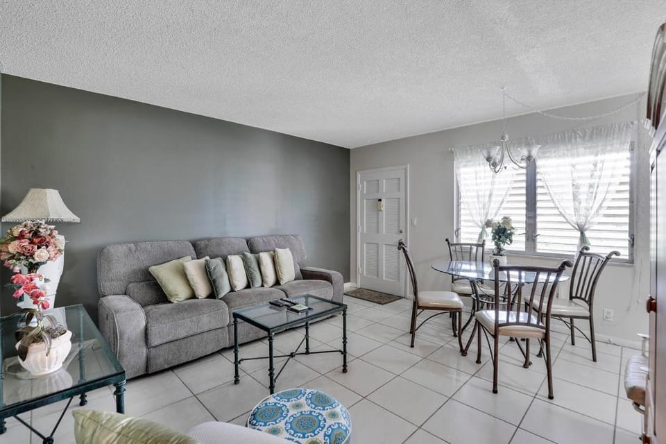 Idyllic condo with brief walk to beach and restaurants House in Marco Island