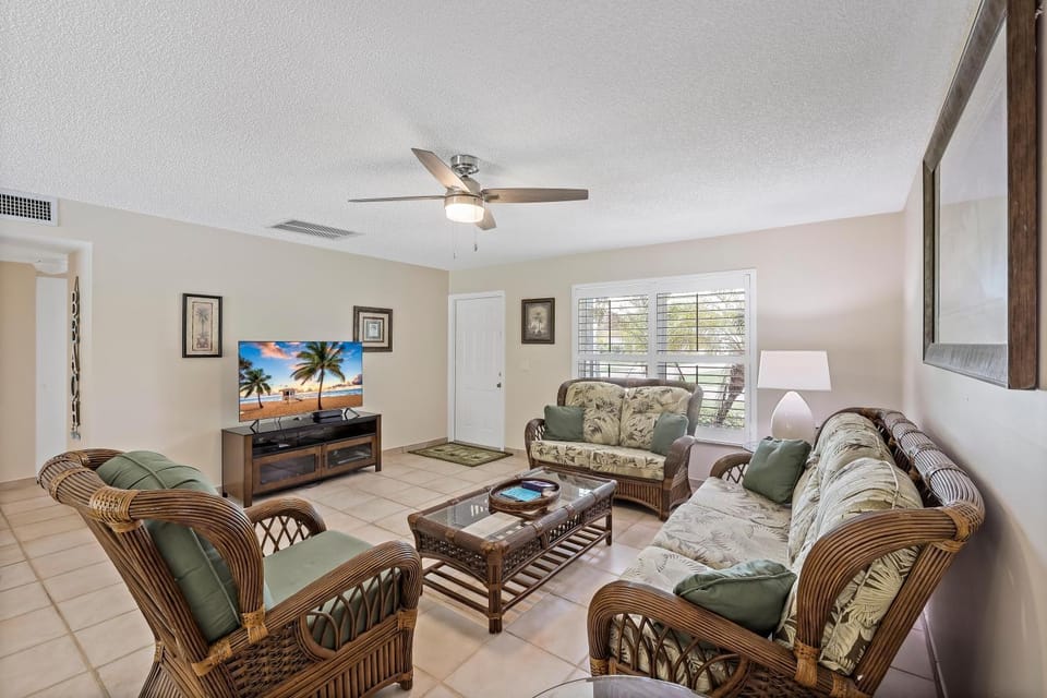 Cozy home with sunroom, pool and steps to beach House in Marco Island