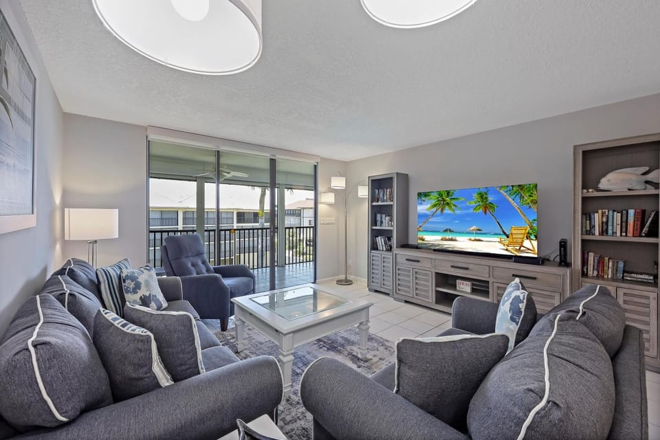 South end condo with pool/spa and steps to beach House in Marco Island