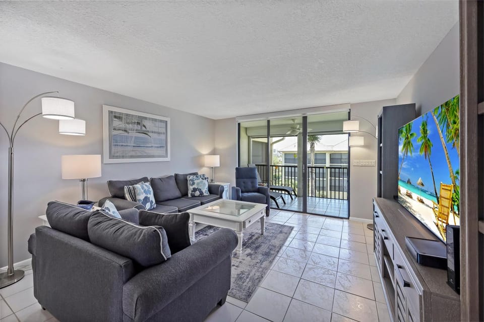 South end condo with pool/spa and steps to beach House in Marco Island