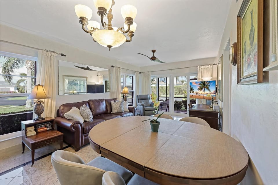 Peaceful condo with two pools/steps to beach and food House in Marco Island