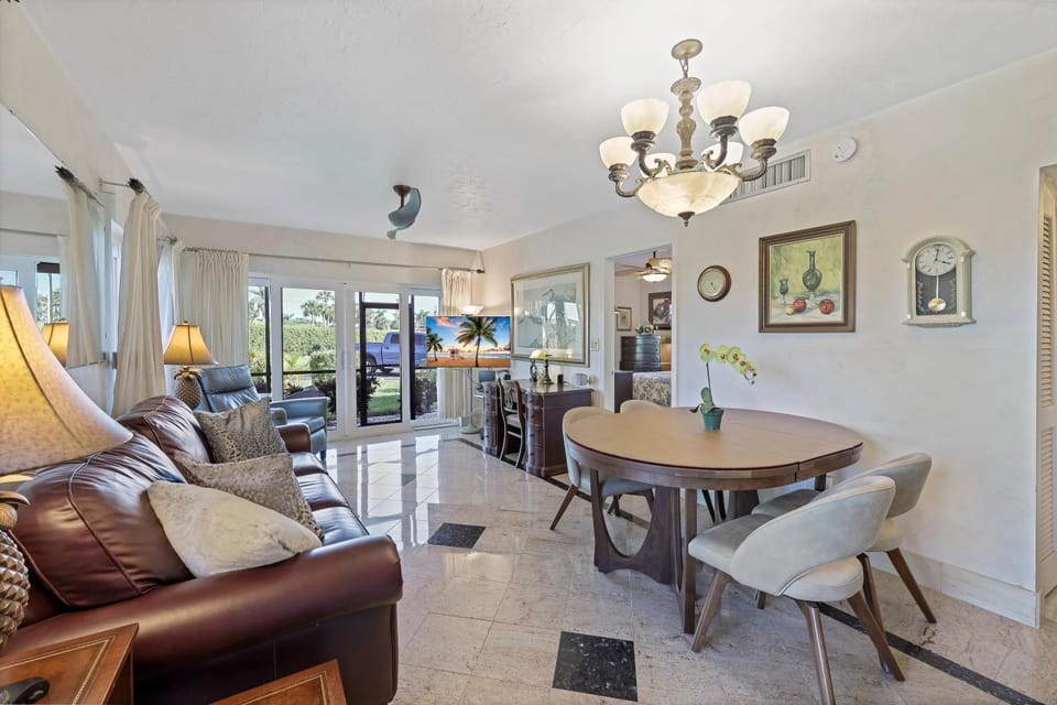 Peaceful condo with two pools/steps to beach and food House in Marco Island