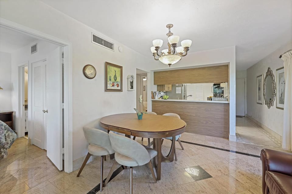 Peaceful condo with two pools/steps to beach and food House in Marco Island