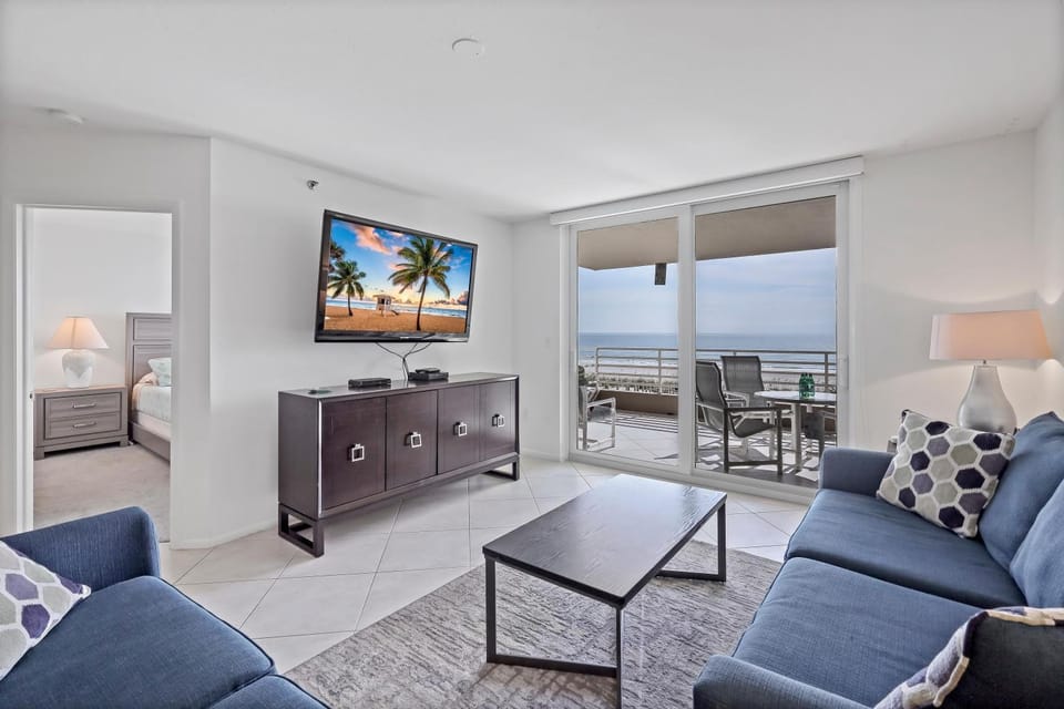 Gated beachfront condo with nice views, pools and gym House in Marco Island