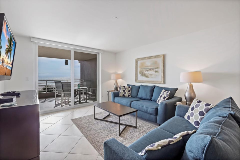 Gated beachfront condo with nice views, pools and gym House in Marco Island