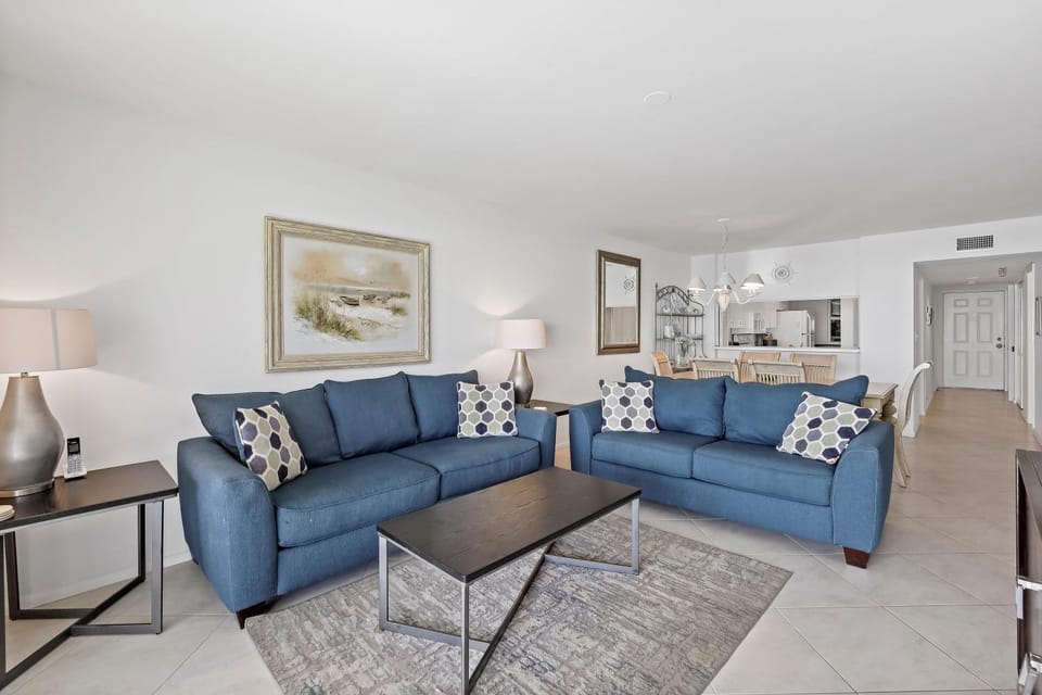 Gated beachfront condo with nice views, pools and gym House in Marco Island