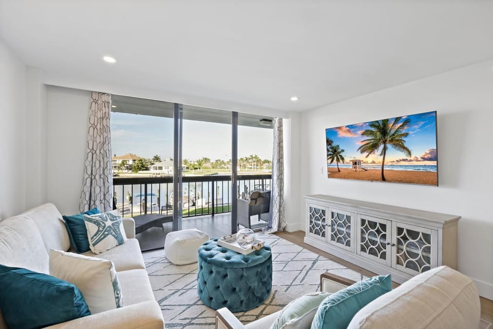 Relaxing condo with pool, bay view and steps to beach House in Marco Island