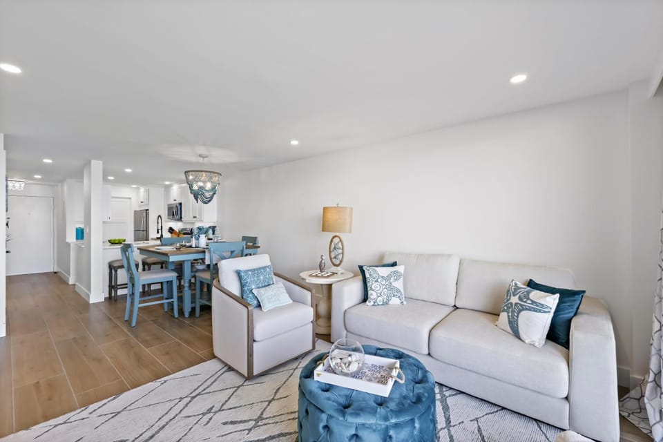 Relaxing condo with pool, bay view and steps to beach House in Marco Island